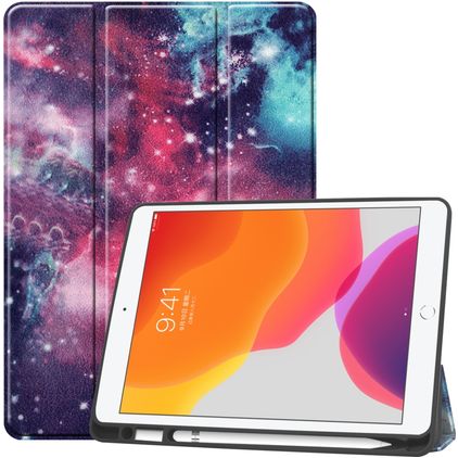 Mobigear Tri-Fold Gel iPad 7 (2019) TPU / Konstläder Plånboksfodral + Pennhållare - Galaxy