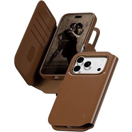 CARE by PanzerGlass Tango Two-in-One iPhone 18 Pro MagSafe 2-i-1-plånboksfodral med löstagbart skal med sedelfack - Brun