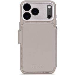 Decoded Detachable Wallet iPhone 17 Pro MagSafe Funda Piel auténtica Funda tipo libro 2 en 1 con carcasa extraíble Cartera - Solid Clay
