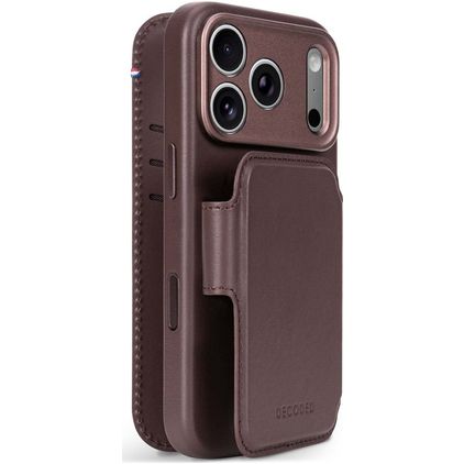 Decoded Detachable Wallet iPhone 18 Pro MagSafe Cover Ægte læder Aftageligt 2-i-1-pungetui med Seddelrum - Chocolat Brown